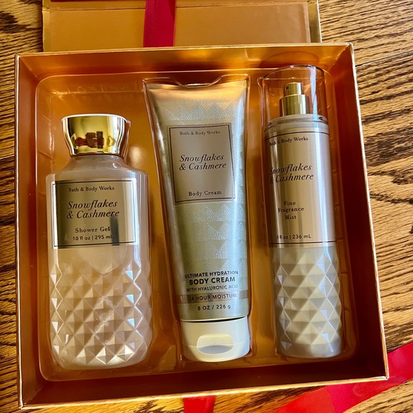 Snowflakes & Cashmere - Picture 2 of 5